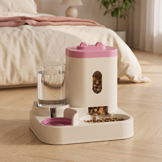 Distributeur automatique croquettes et eau 2-en-1 CROQEO coloris rose, dans une chambre cocooning